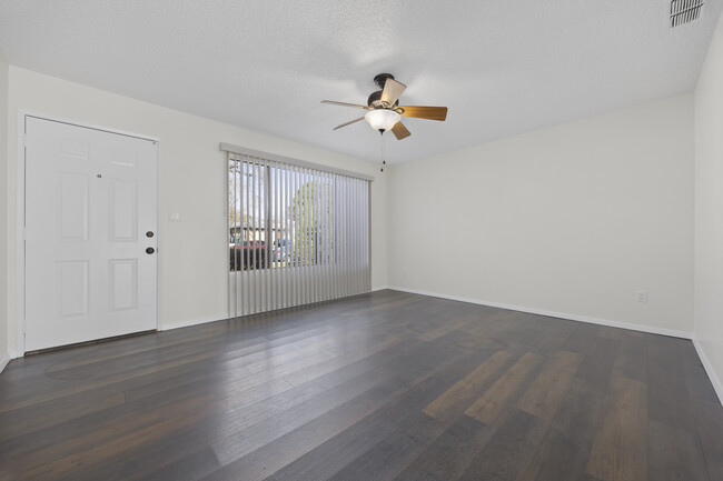 Living room w/ ceiling fan - 201 Star Ct