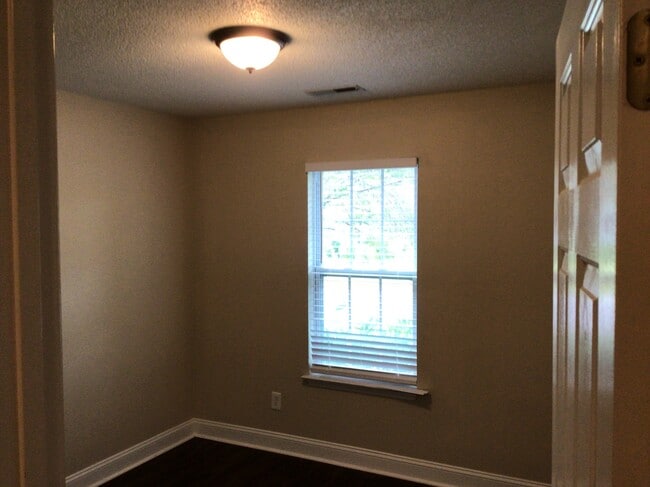 Foto del edificio - 7343 Bright Leaf Rd