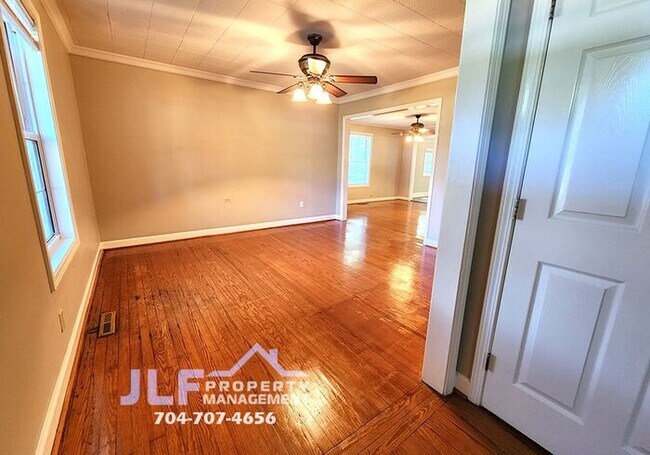 Building Photo - Cute 3Bed/2 Bath Ranch in Rockwell!