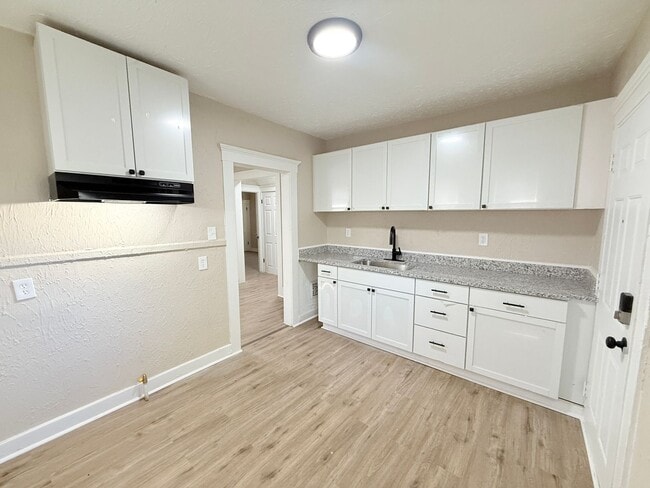 Foto del edificio - This beautifully updated 3-bedroom, 1-bath...