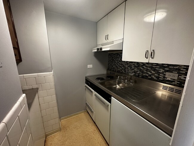 Building Photo - 1 Bed / 1 Bath Apartment off Walking Mall ...