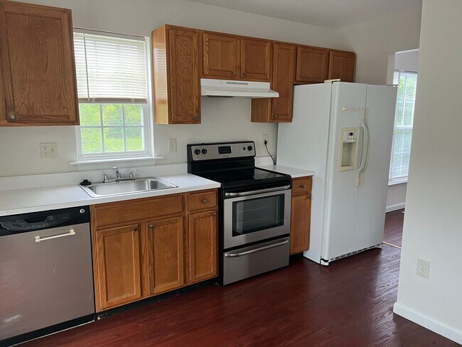 Foto del edificio - End-Unit Garage Townhome