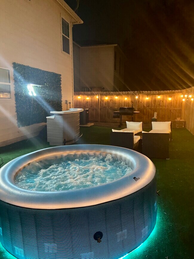 Foto del edificio - 410 Mahogany Chest