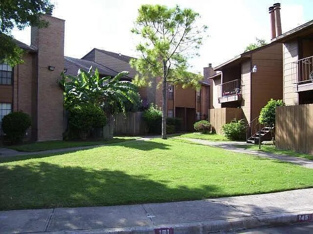 Building Photo - 9090 S Braeswood Blvd