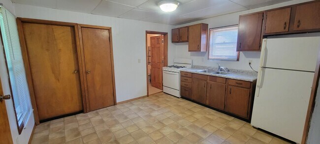 Foto del edificio - 218 E National St