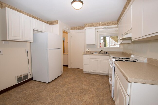 Kitchen - 2080 Cedar St