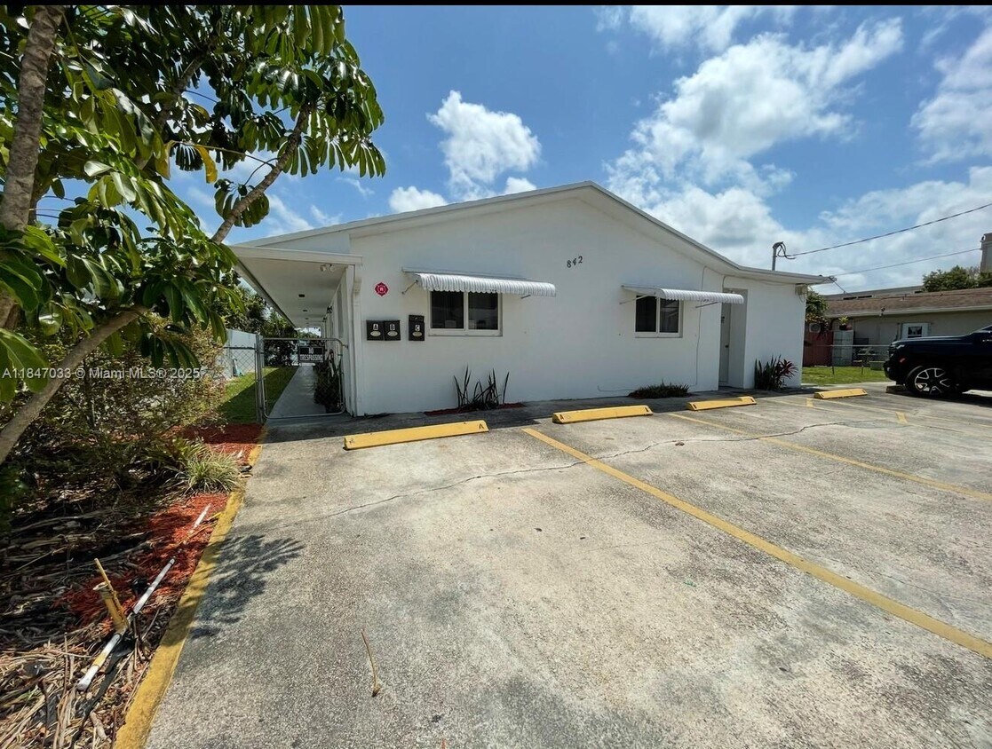 Foto principal - 842 SW 2nd St