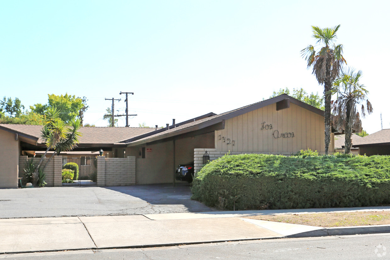 Primary Photo - Los Arcos Apartments