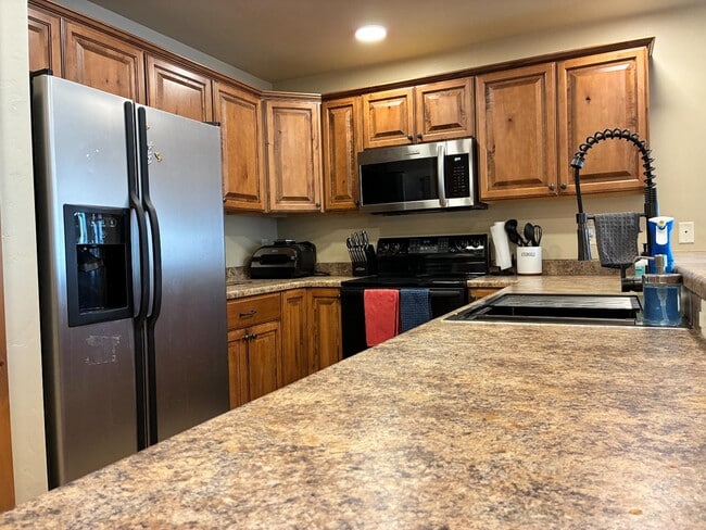 Building Photo - 831 Ermine Ln