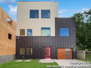 Building Photo - 2615 S Flores St