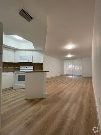 Building Photo - 8333 Lake Dr