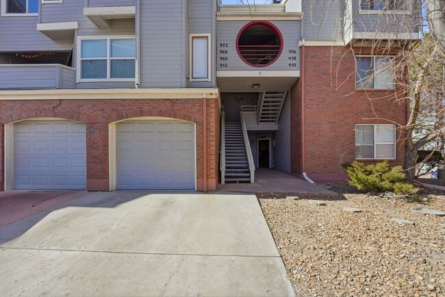 Charming 2 Bedroom Second Story Condo with easy access to everything! - Charming 2 Bedroom Second Story Condo with easy access to everything!