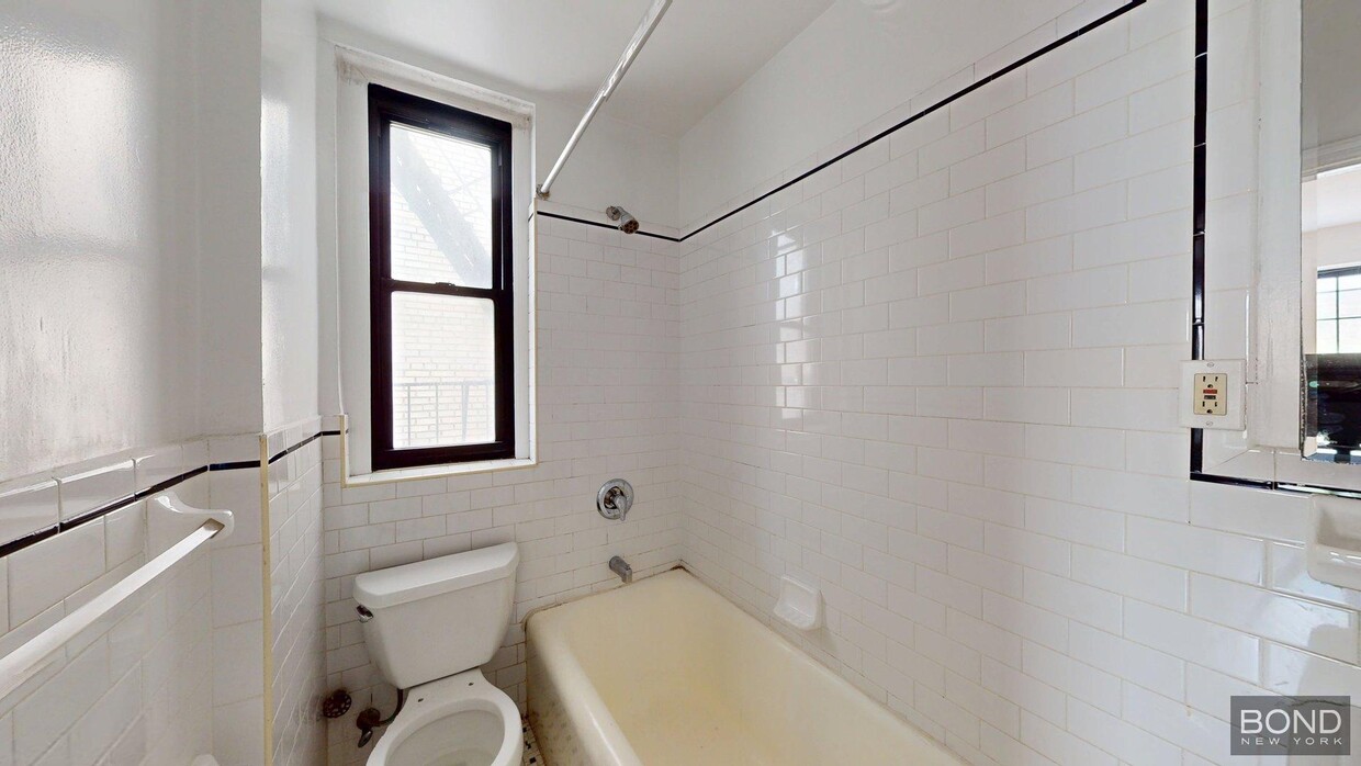 Building Photo - 218 W 10th St