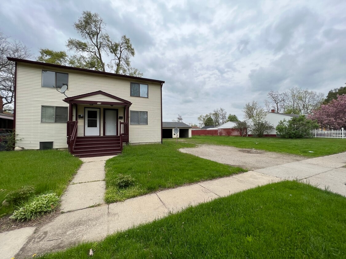 956 Madison St Unit 2, Ypsilanti, MI 48197 Apartments at 956 Madison