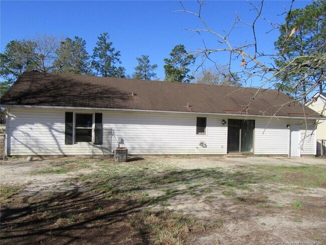 Building Photo - 825 Rim Rd