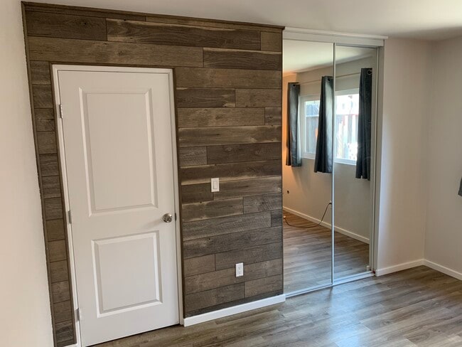 Building Photo - 207 Kenton Ave