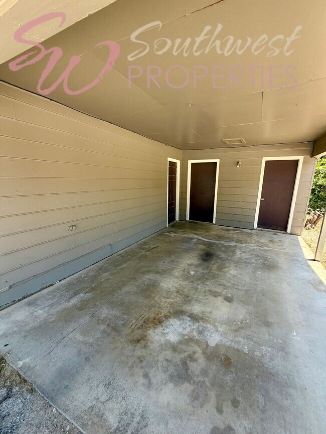 Foto del edificio - Location! Location! Easy walk to campus! 2 bedroom duplex!