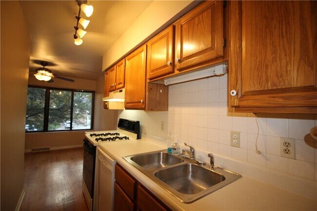 Building Photo - 820 Fairways Dr