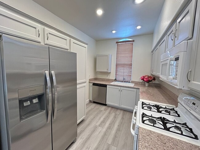 Building Photo - Gated Community 3 Bedroom 2.5 Bathroom Home!