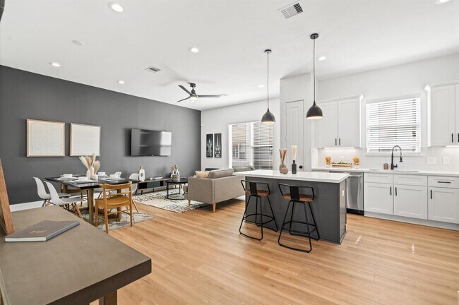 Building Photo - 1307 Oak Tree Dr