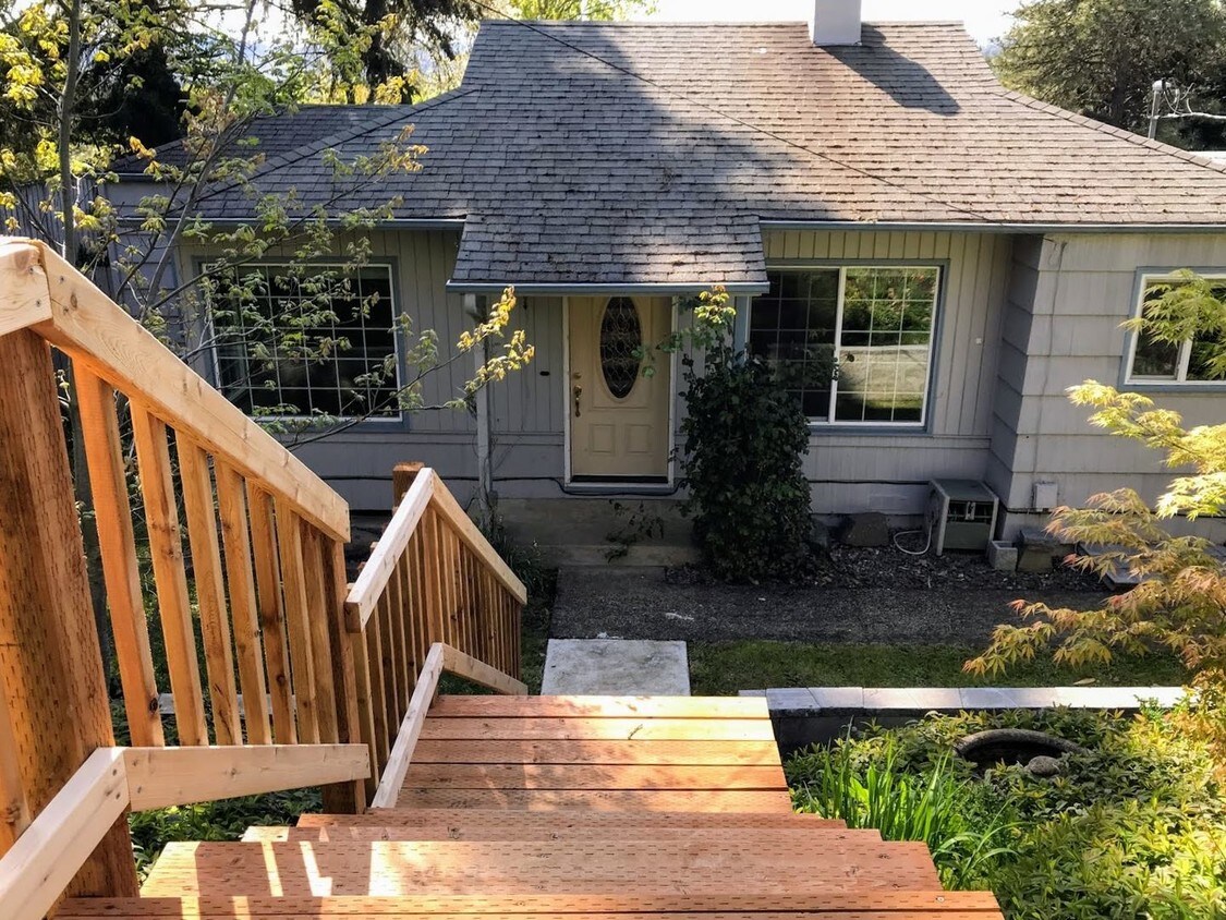 Foto principal - 1544 NE Todd St