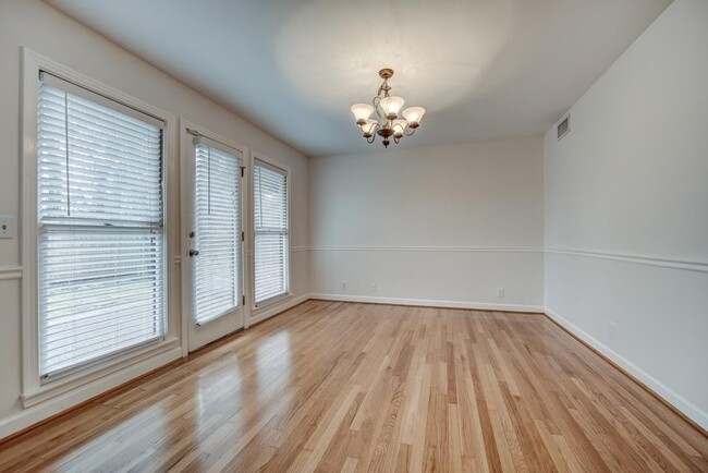 Building Photo - 819 Battlefield Dr