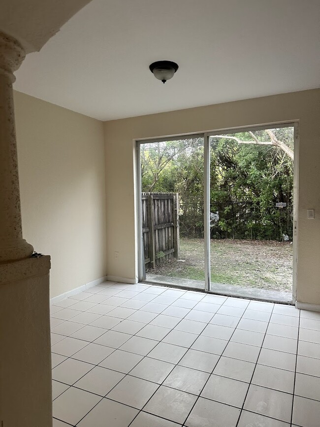 Foto del edificio - 1527 SE 24th Ct