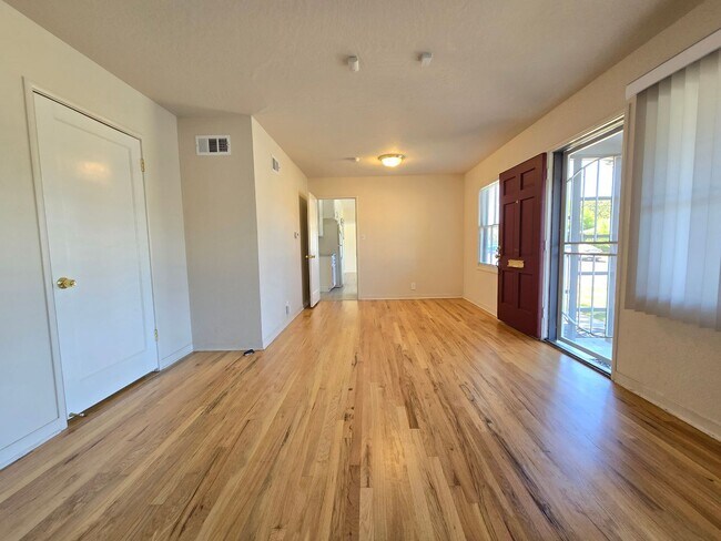 Foto del edificio - 3 bed / 2 bath with beautiful hardwood flo...