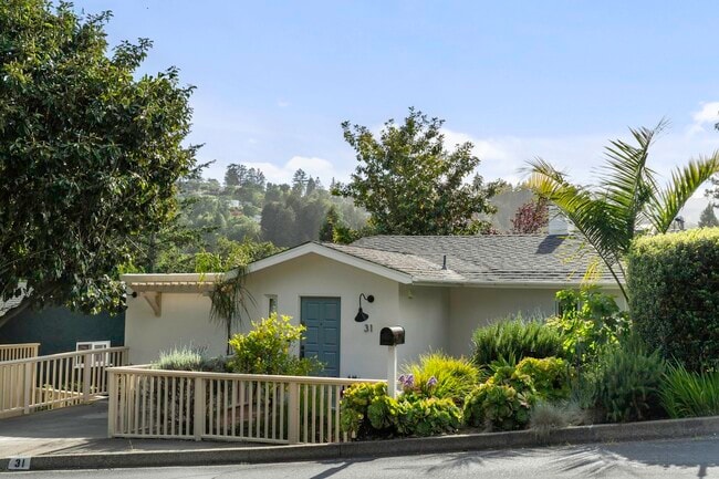 Building Photo - 31 Carmelita Ave