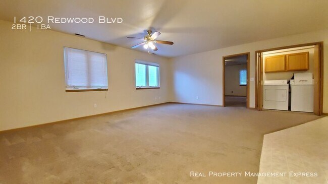 Building Photo - 2 Bed 1 Bath apartment with Attached Garage