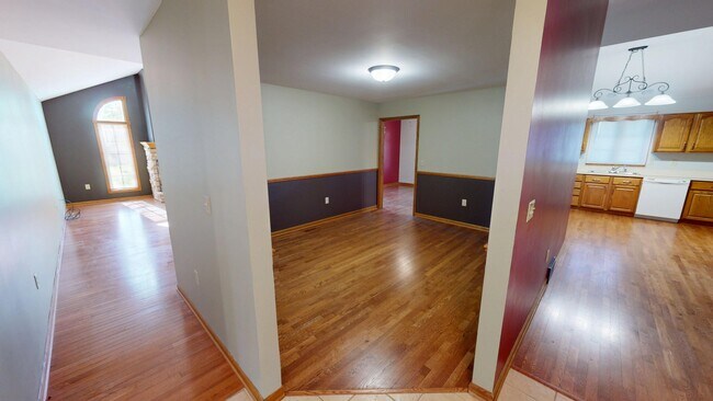 Building Photo - 558 Beachview Dr