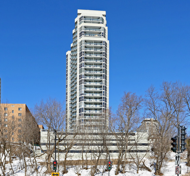 Foto del edificio - Landmark On The Lake