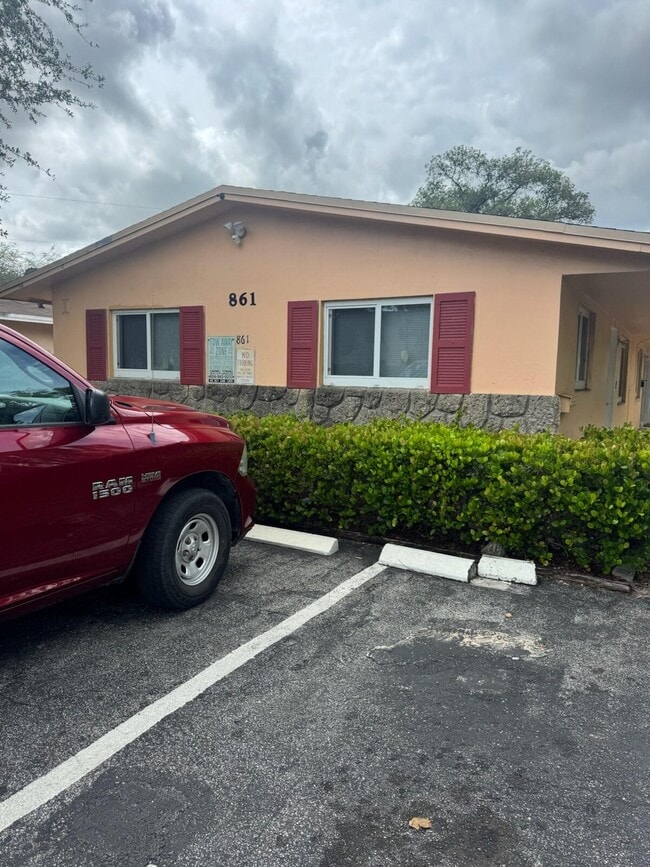 Building Photo - 861 SW 10th Dr