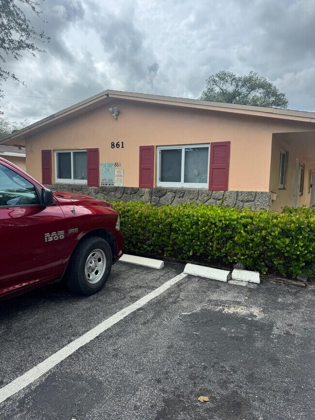Foto del edificio - 861 SW 10th Dr