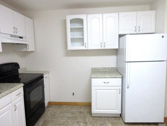 Building Photo - 240 Manor Rd