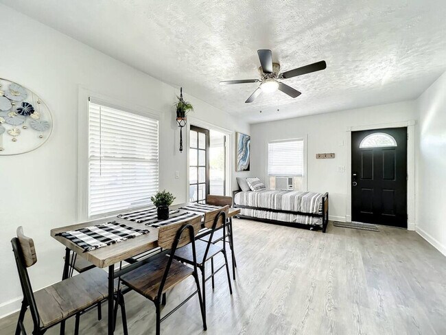 Foto del edificio - 1824 Hollenbeck Dr