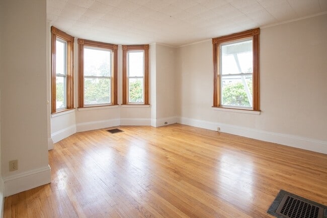Building Photo - 105 Pine St
