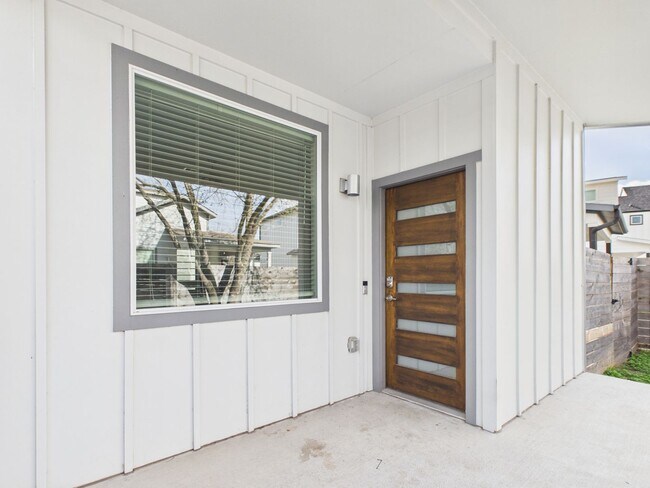 Foto del edificio - Modern Freestanding Condo with Private Yard Near Downtown Austin