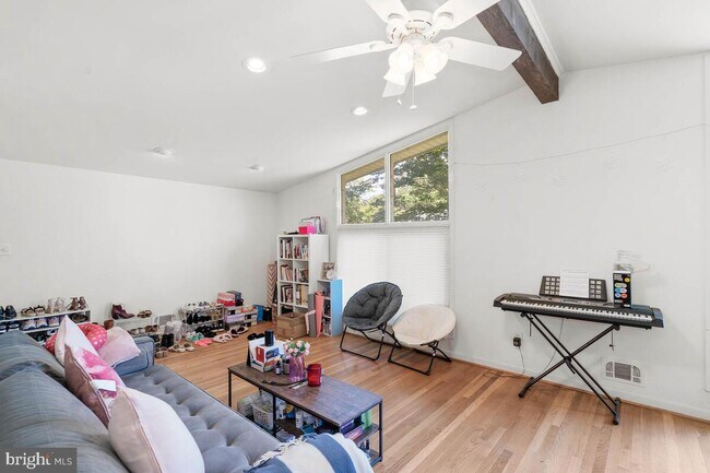 Building Photo - 402 Hillsboro Dr