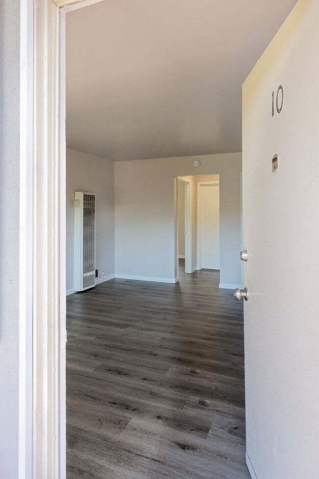 Building Photo - 3405 Dimond Ave