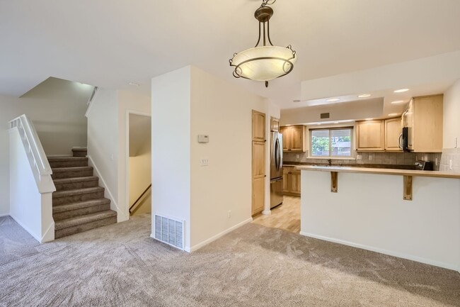 Building Photo - ***$1000 off 1st Months Rent!*** 4b/3.5ba 3 Story Condo in Table Mesa!