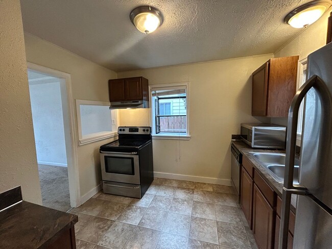 Building Photo - Great Location! 3 bed/ 1BA W/ Garage in Tacoma! 50% Off Rent during your second month!