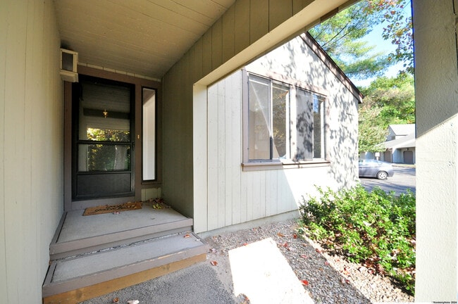 Building Photo - 16 Applewood Ln