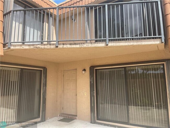 Building Photo - 11021 SW 15th Manor