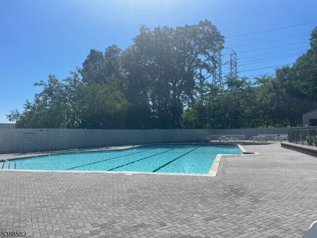 Foto del edificio - 2467 NJ-10
