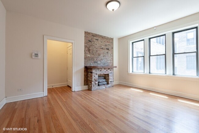 Building Photo - Huge Lakeview 2 bed with In-Unit Laundry, ...