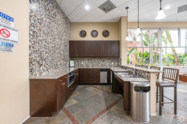 Cocina de la casa club - Metro 102 Apartments