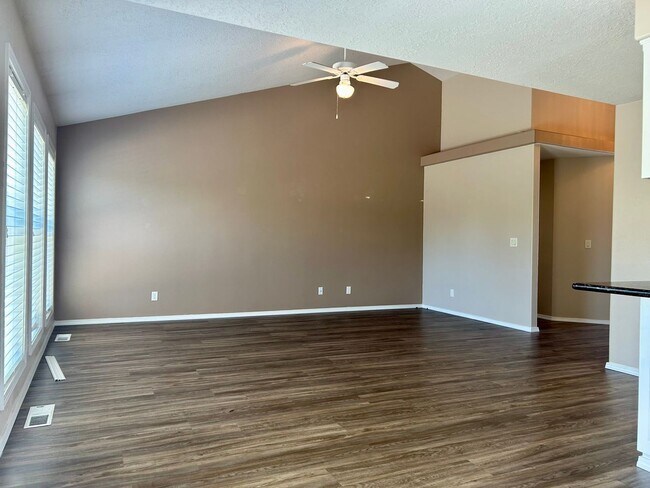 Foto del edificio - Single Level- Three Bedroom Home