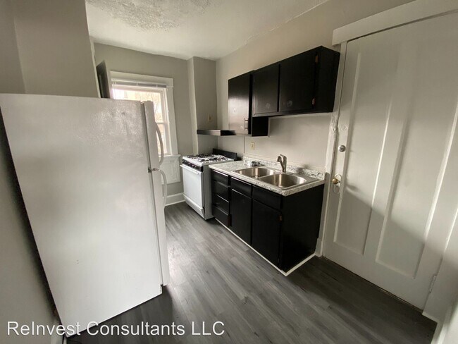 Building Photo - 2377-2377 Ravine St