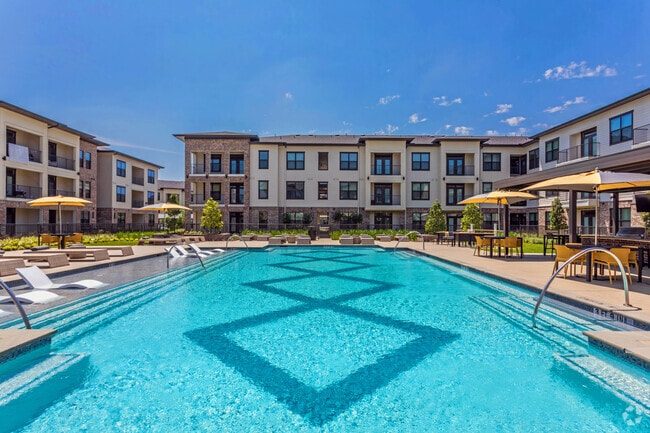 Piscina trasera - Monarch Exchange